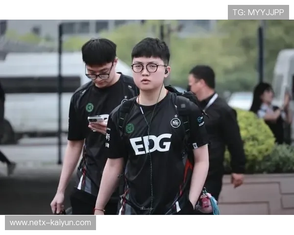 EDG明星选手zmjjkk为高校冠军颁奖，电竞育人成果显著