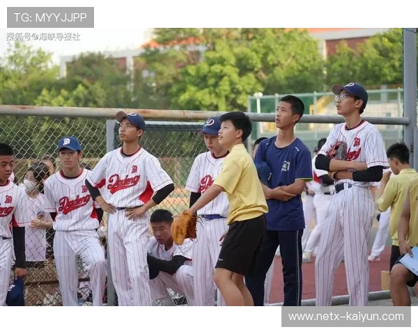 台湾学生体验浙江乡村棒球场,赞叹设施专业 台湾学生体验浙江乡村棒球场,赞叹设施专业