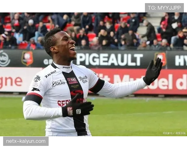 关键事件：斯特拉斯堡球员因抱怨裁判未给控球权，短时间内连吃两黄下场